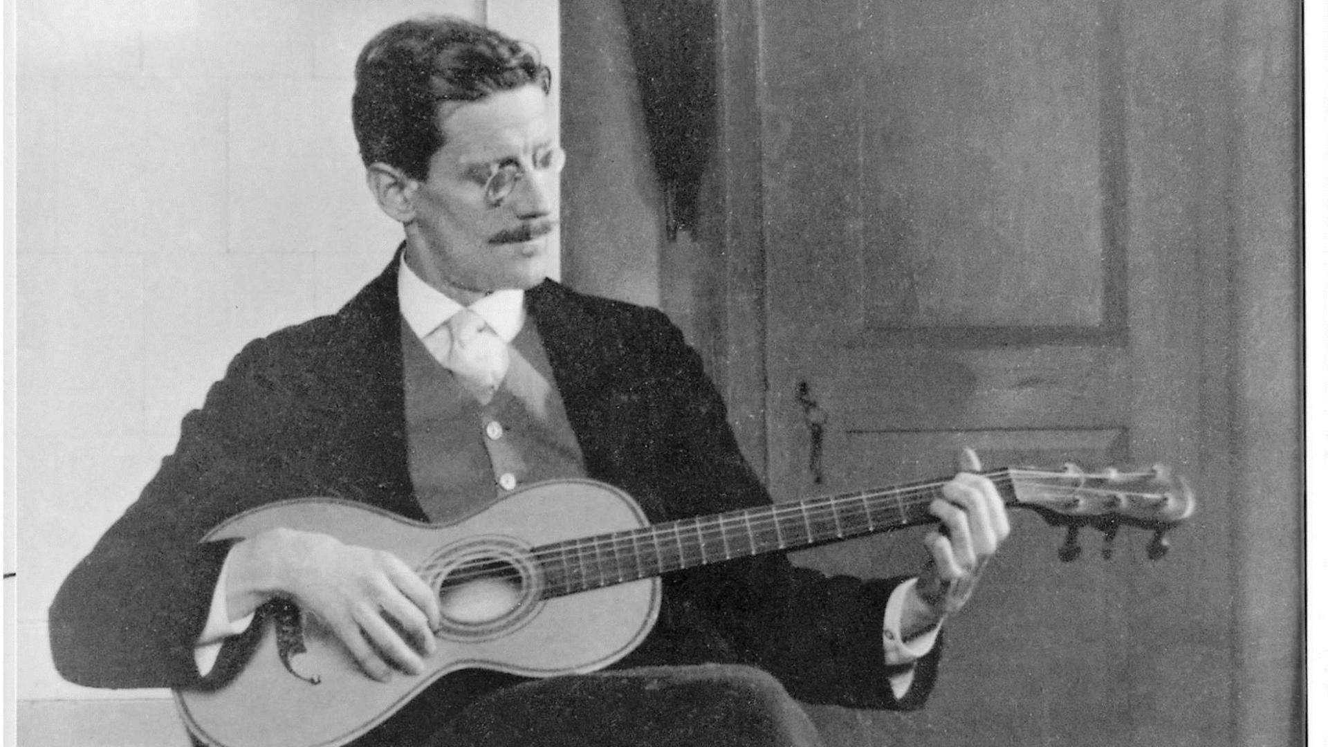 James Joyce toca la guitarra en una foto tomada en Triestre