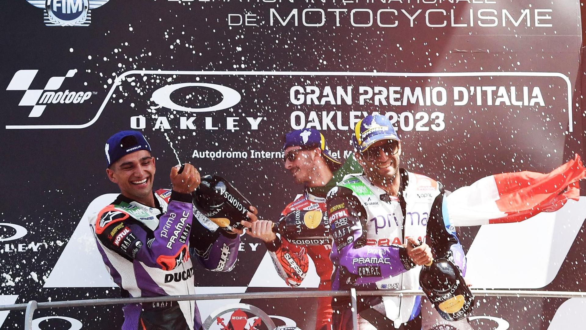 Francesco Bagnaia celebra su victoria en Italia junto a Jorge Martín y Johann Zarco