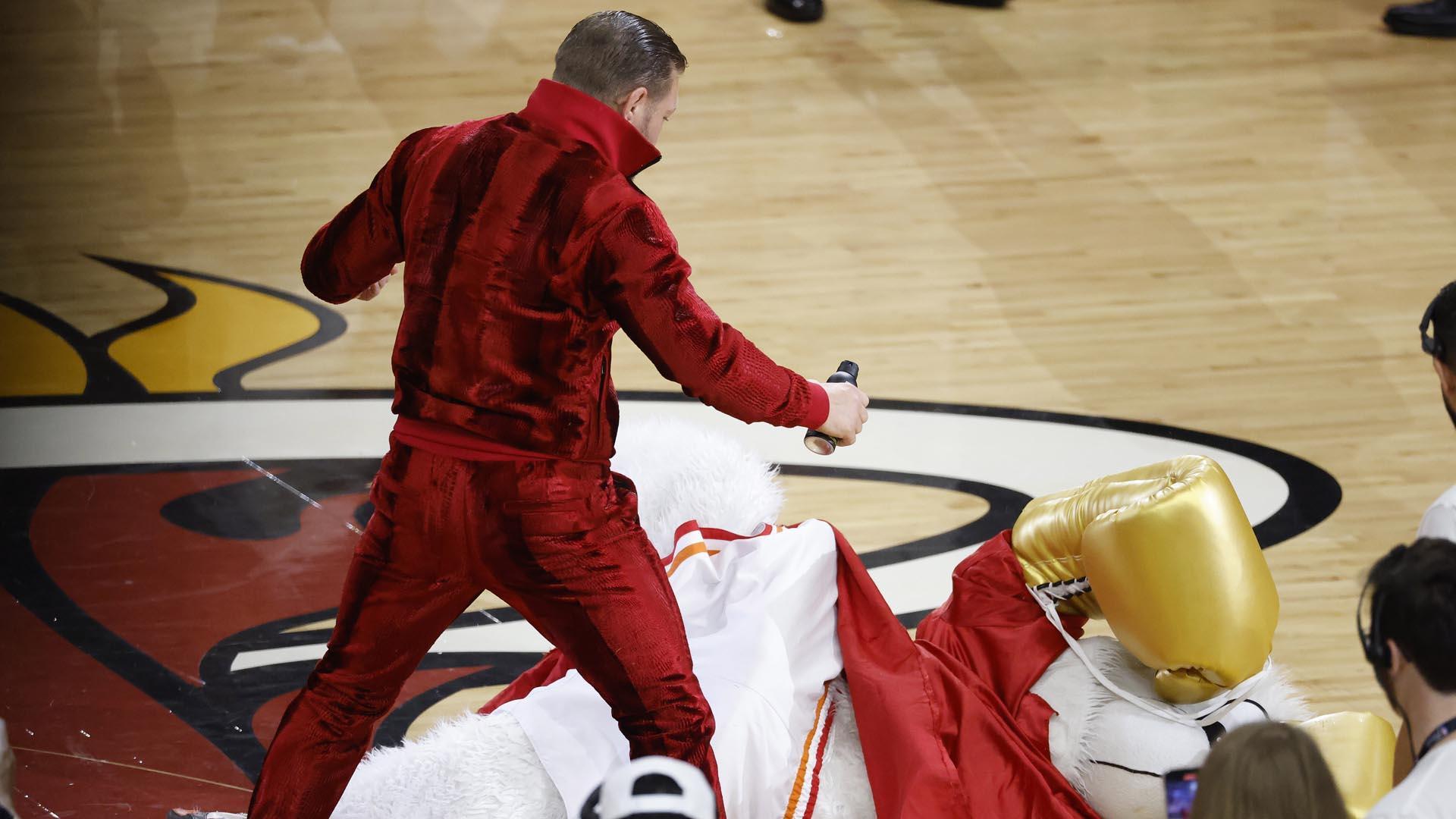 La mascota 'Burnie', en el suelo, tras ser golpeada por Conor McGregor