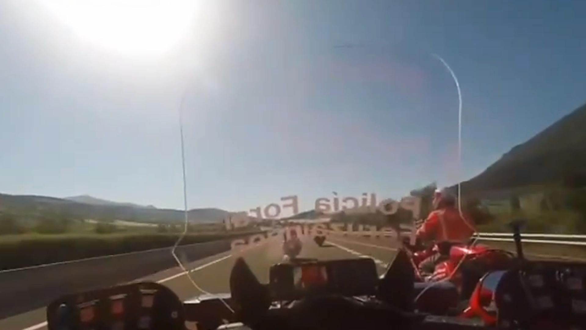 Motoristas de la Policía Foral conducen por una carretera navarra