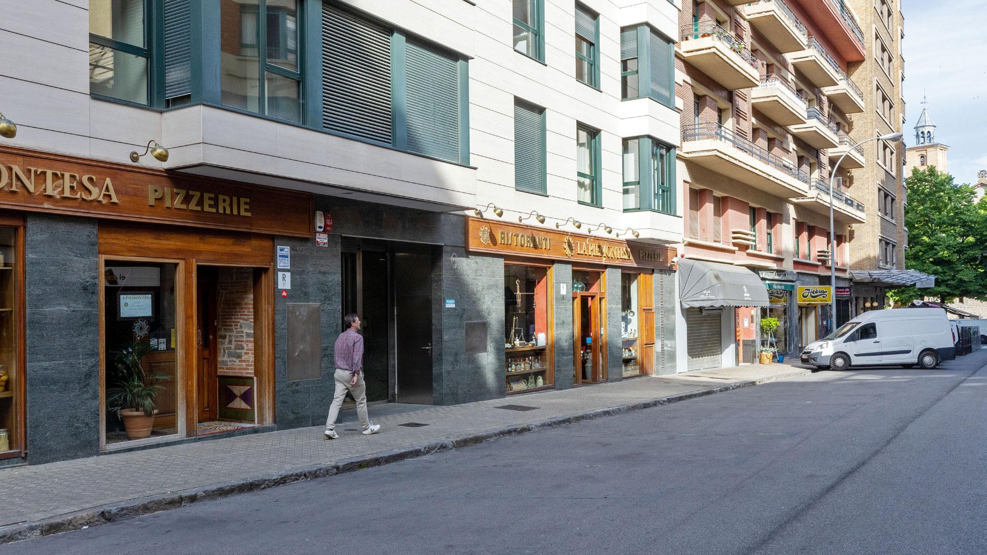 La antigua zona de aparcamientos en batería, ahora vacía