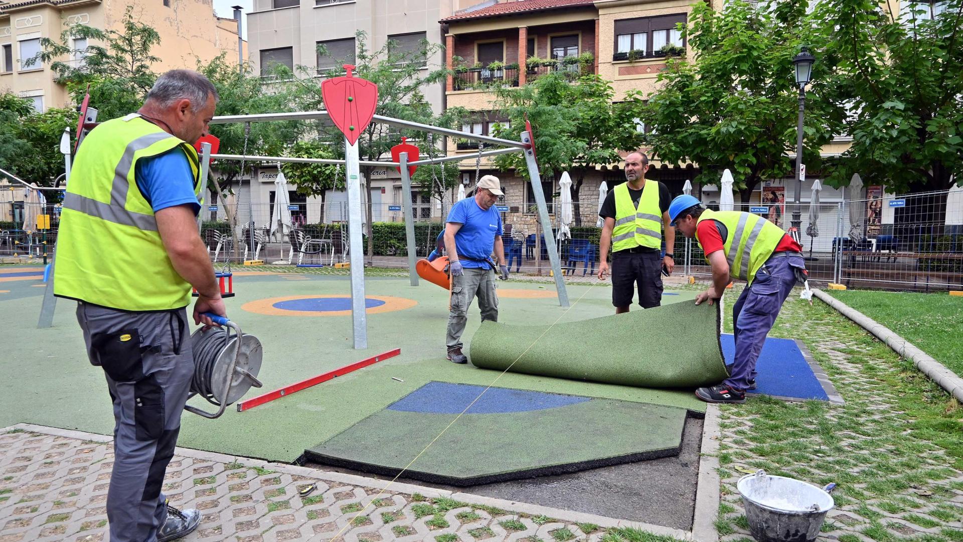 Operarios trabajan en el parque infantil del paseo de Invierno