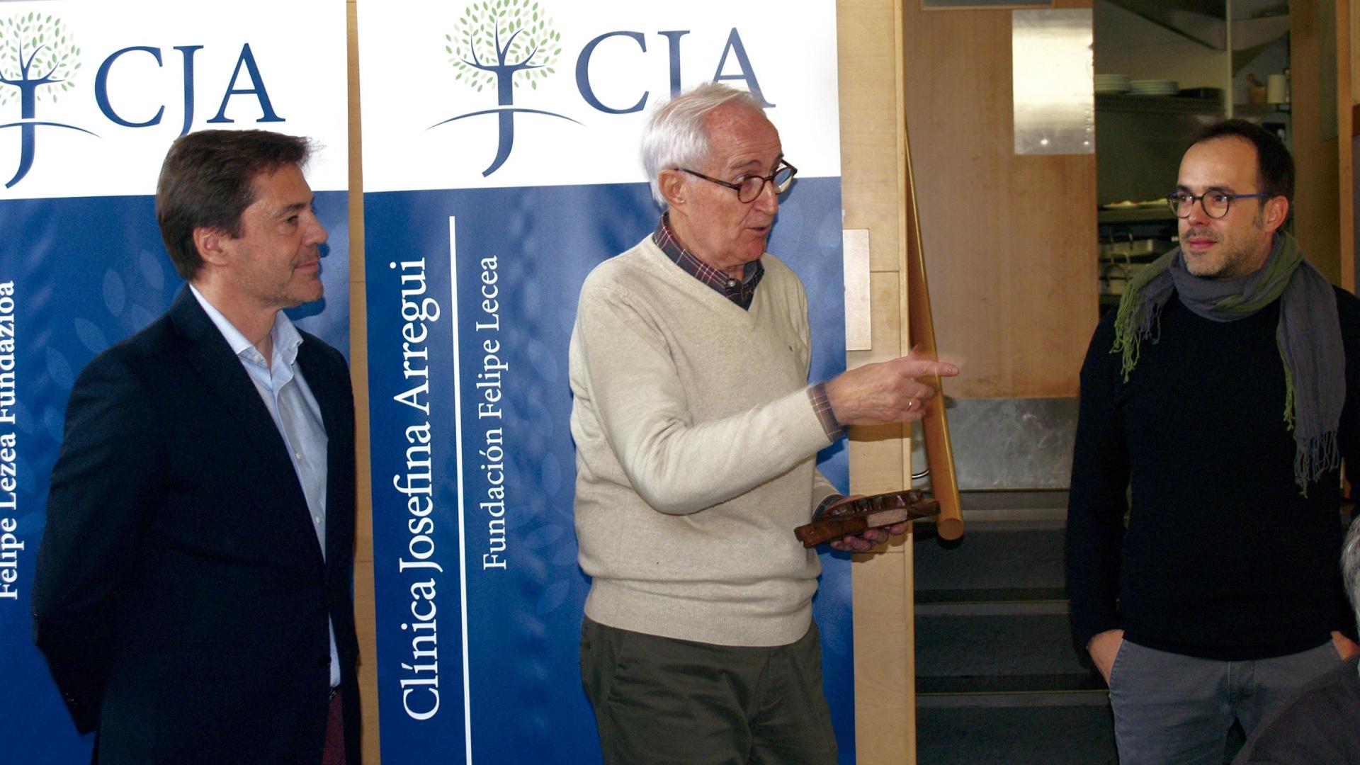 El gerente de la clínica de Alsasua, Ángel Gardachal; el psiquiatra Víctor Madoz; y el presidente de la Fundación Felipe Lecea-Josefina Arrergui, Joseba Arregui.