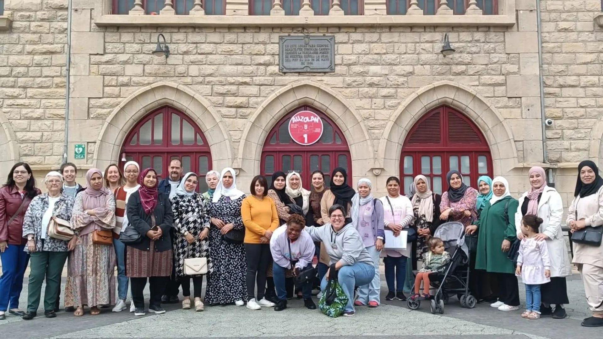 Participantes en el taller y personal voluntario cerró el curso con un desplazamiento a Estella