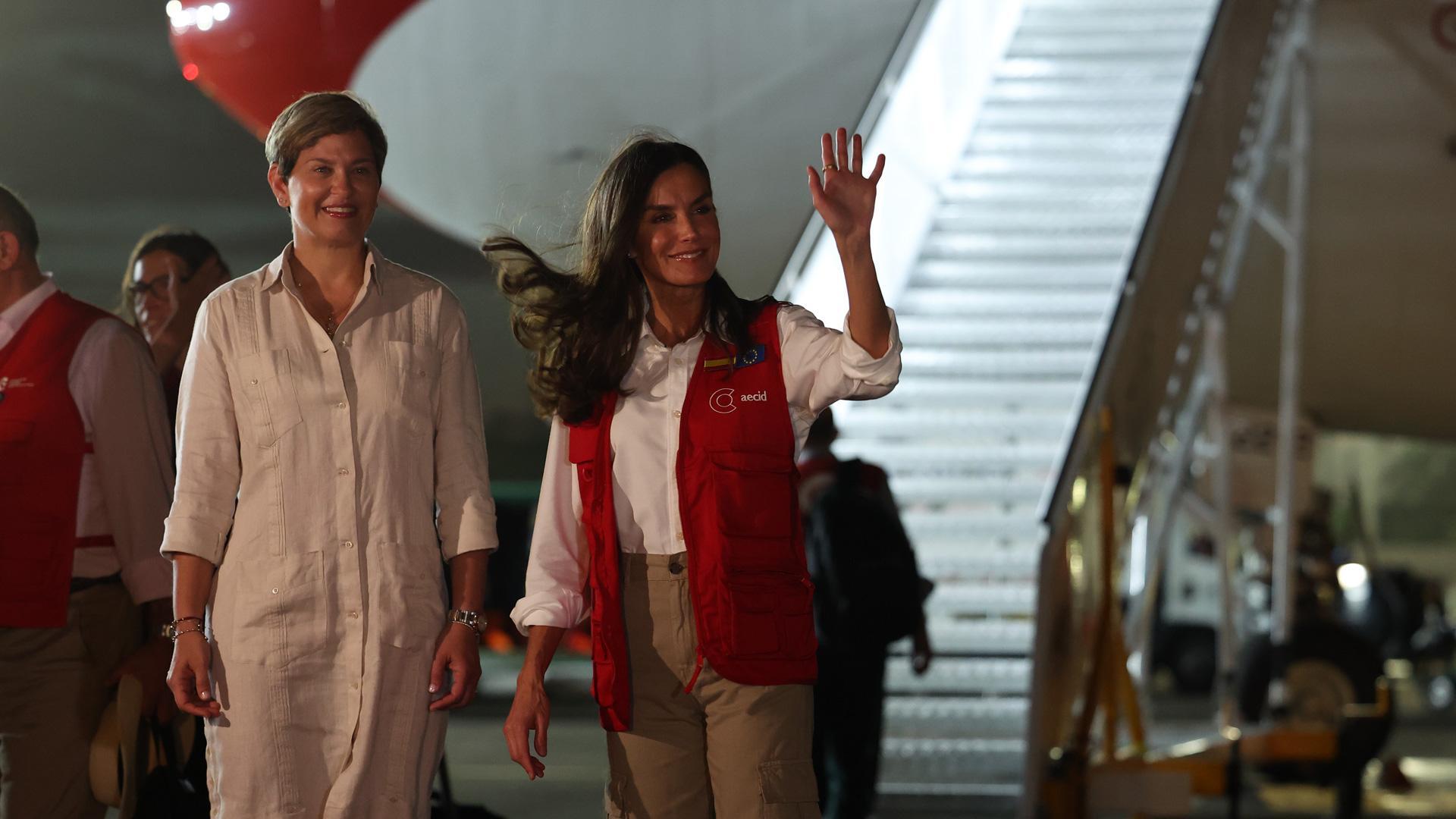 La reina Letizia es recibida por la primera dama de Colombia, Verónica Alcocer, a su llegada al Aeropuerto Rafael Núñez, Cartagena (Colombia)
