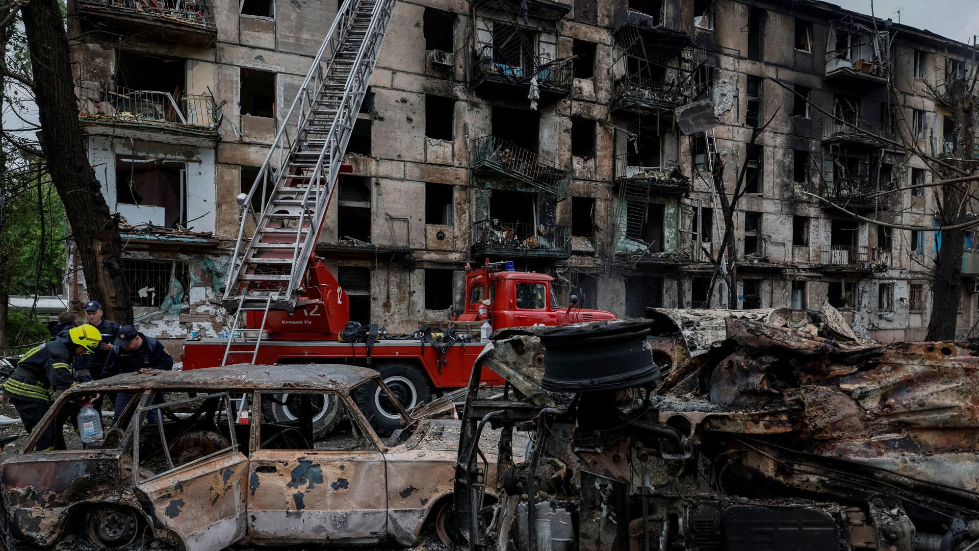 Los equipos de rescate trabajan en un edificio residencial gravemente dañado por un ataque con misiles rusos en Krivói Rog, ciudad de origen de Zelenski