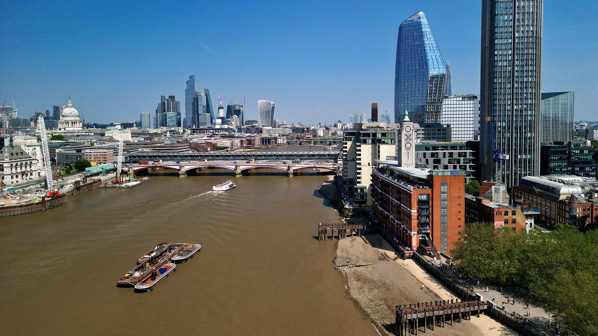 Vista aérea de varias embarcaciones por el Támesis en Londres