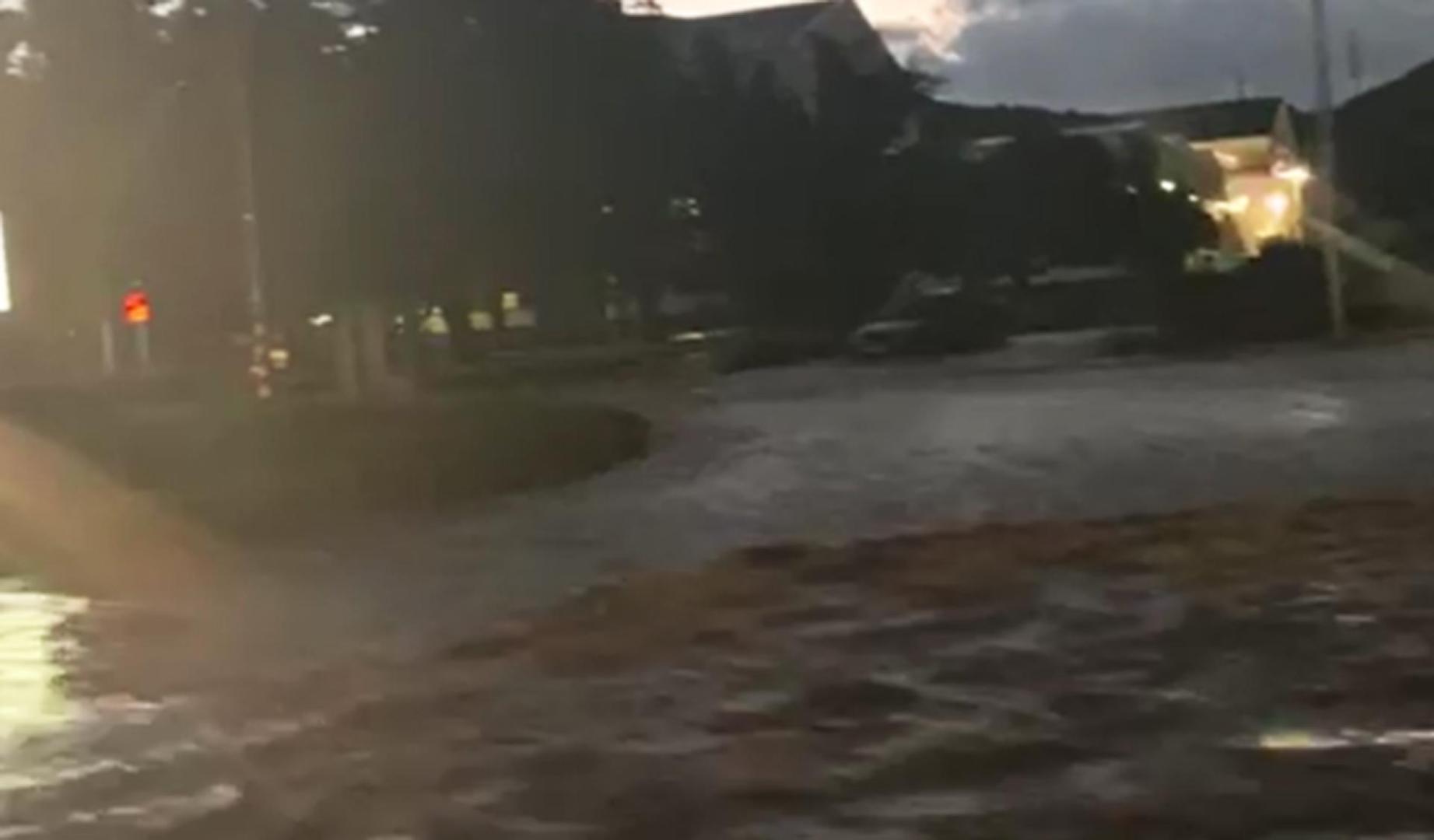 Vídeo con agua embalsada en el acceso a Sangüesa por la papelera