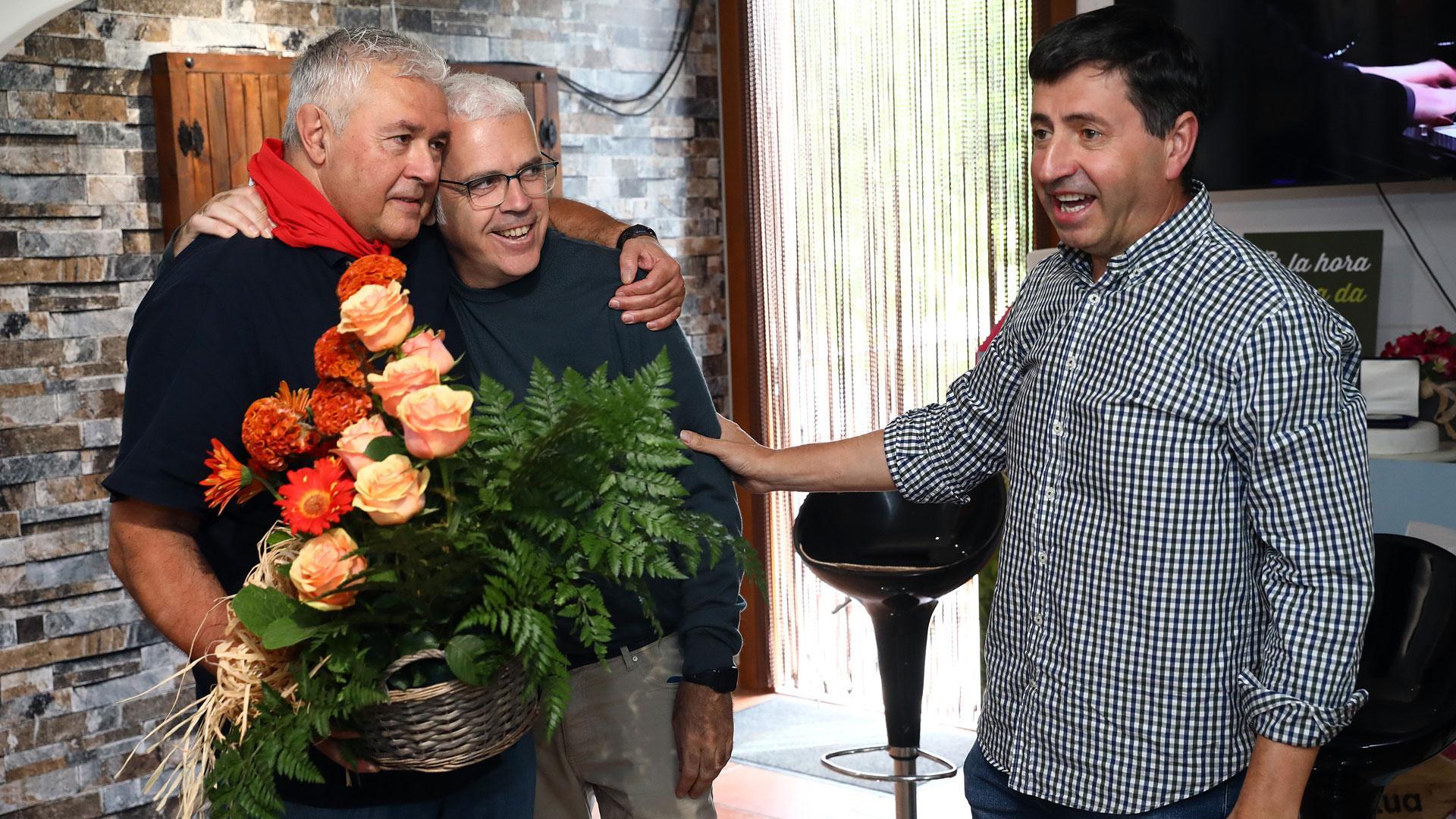 Patxi Rodríguez (presidente de la Asociación de Txistularis), que recibió un homenaje en la presentación, junto a Iñaki Redín y Juanma Garro (responsable de prensa y presidente de Lacturale)
