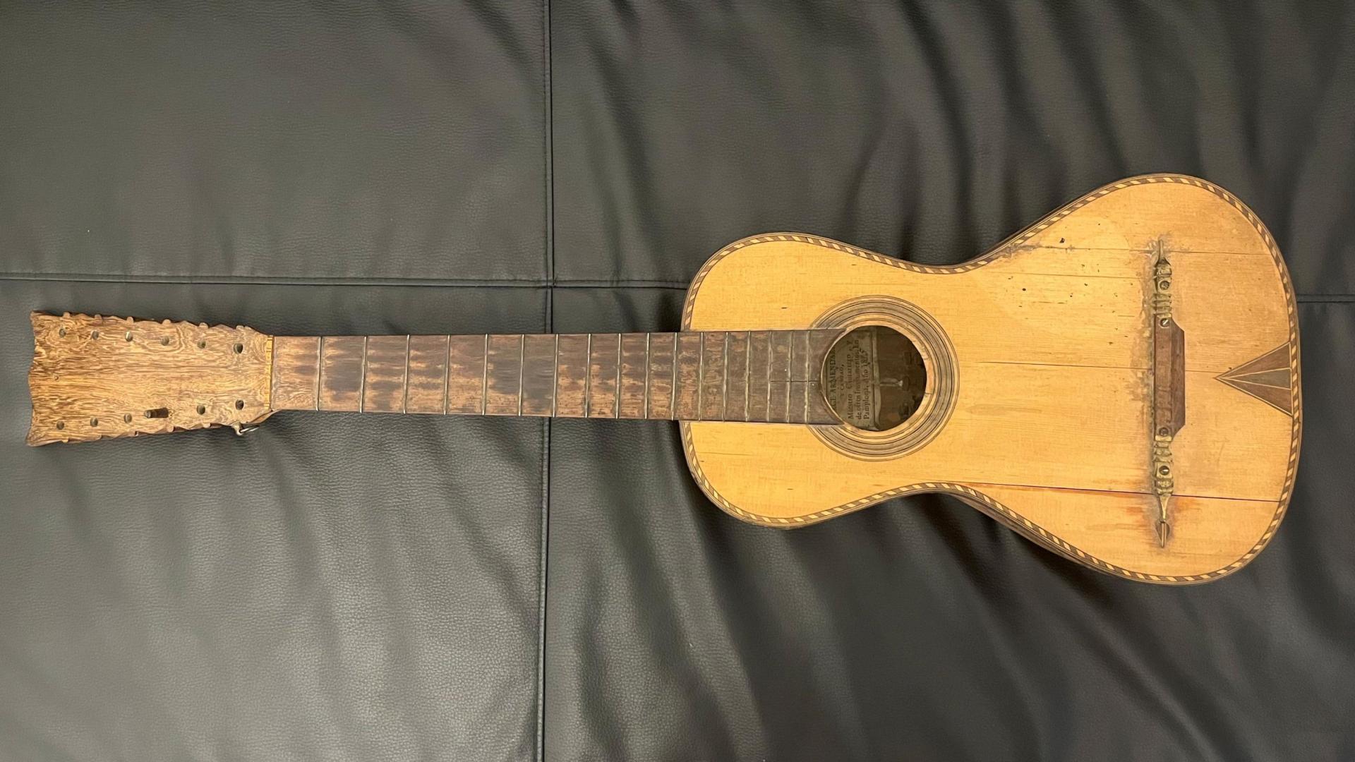 La guitarra Armendáriz, una joya barroca fabricada en Navarra que estos días se expone en Madrid