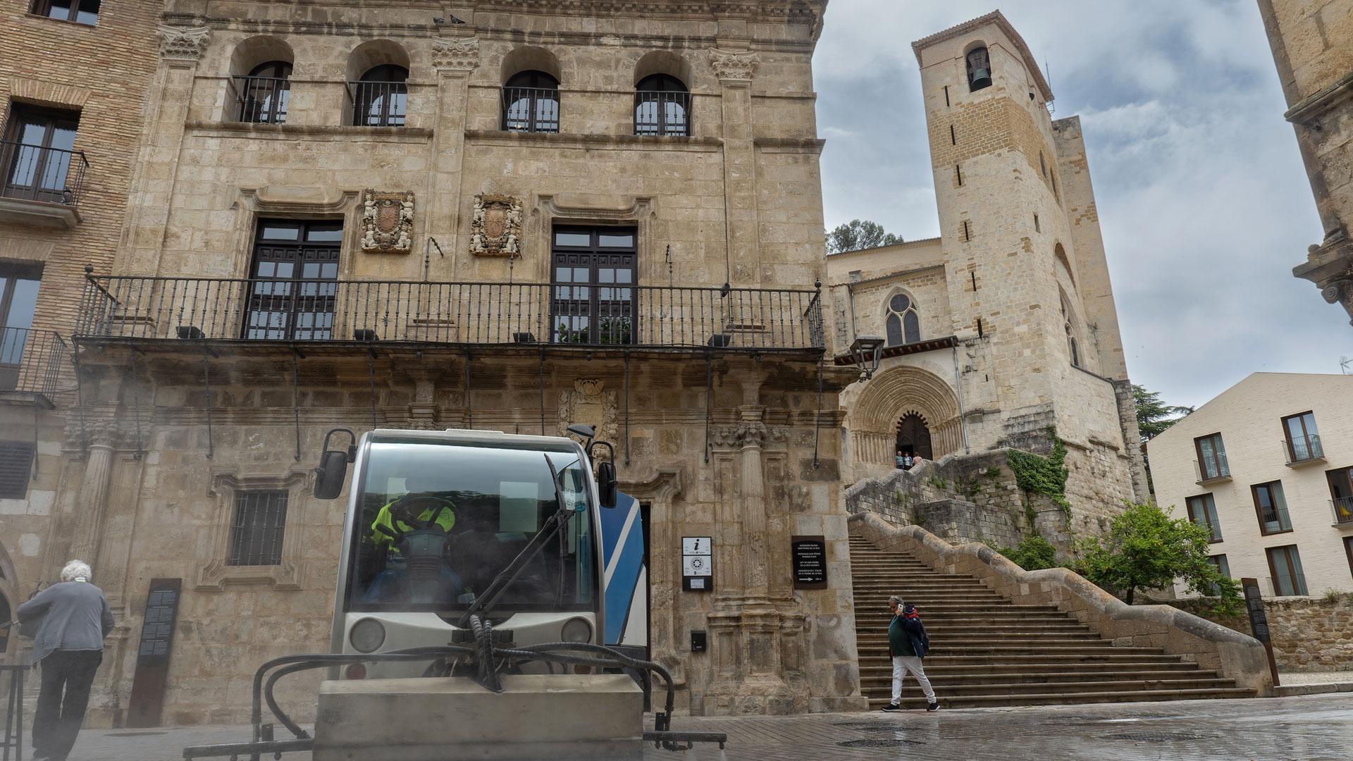 Un momento de la limpieza viaria realizada estos días en el barrio monumental de Estella