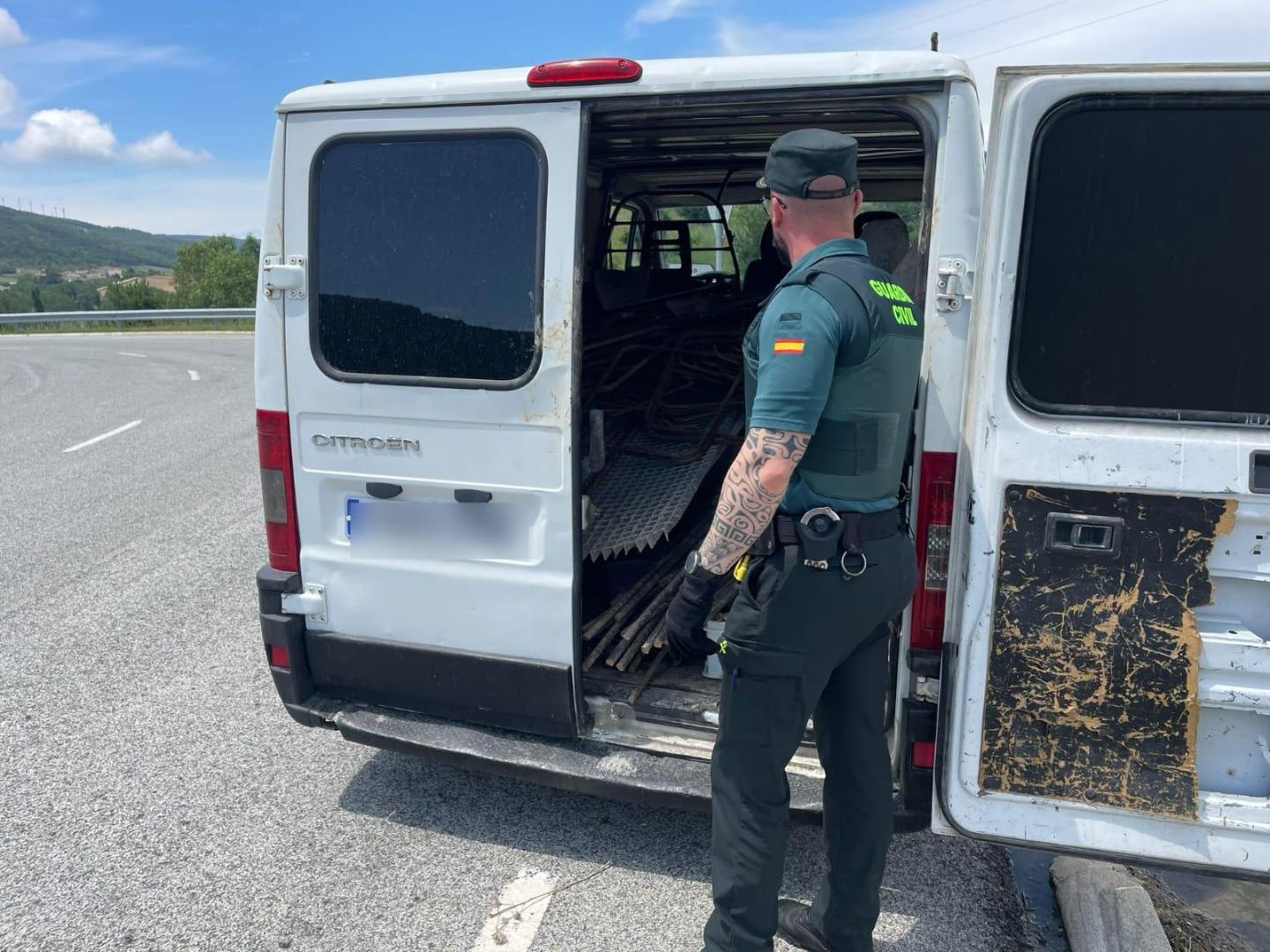La Guardia Civil detuvo el vehículo y pudo recuperar lo robado gracias a la colaboración de un policía foral fuera de servicio que dio aviso al ver que una furgoneta con exceso de peso salía de una pista que conducía a las obras en Escó