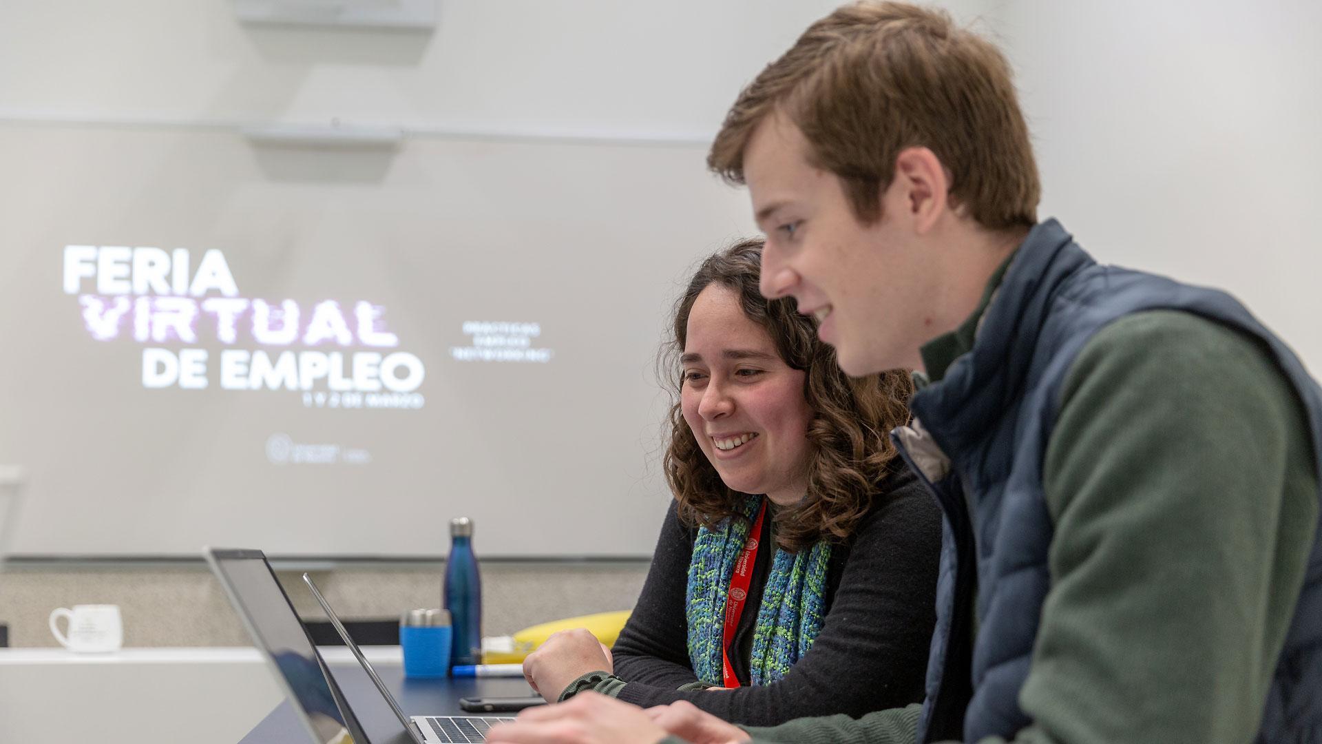 La Universidad organiza eventos de reclutamiento, como su Feria Virtual de Empleo, para ayudar a sus estudiantes y recién graduados con su desarrollo profesional