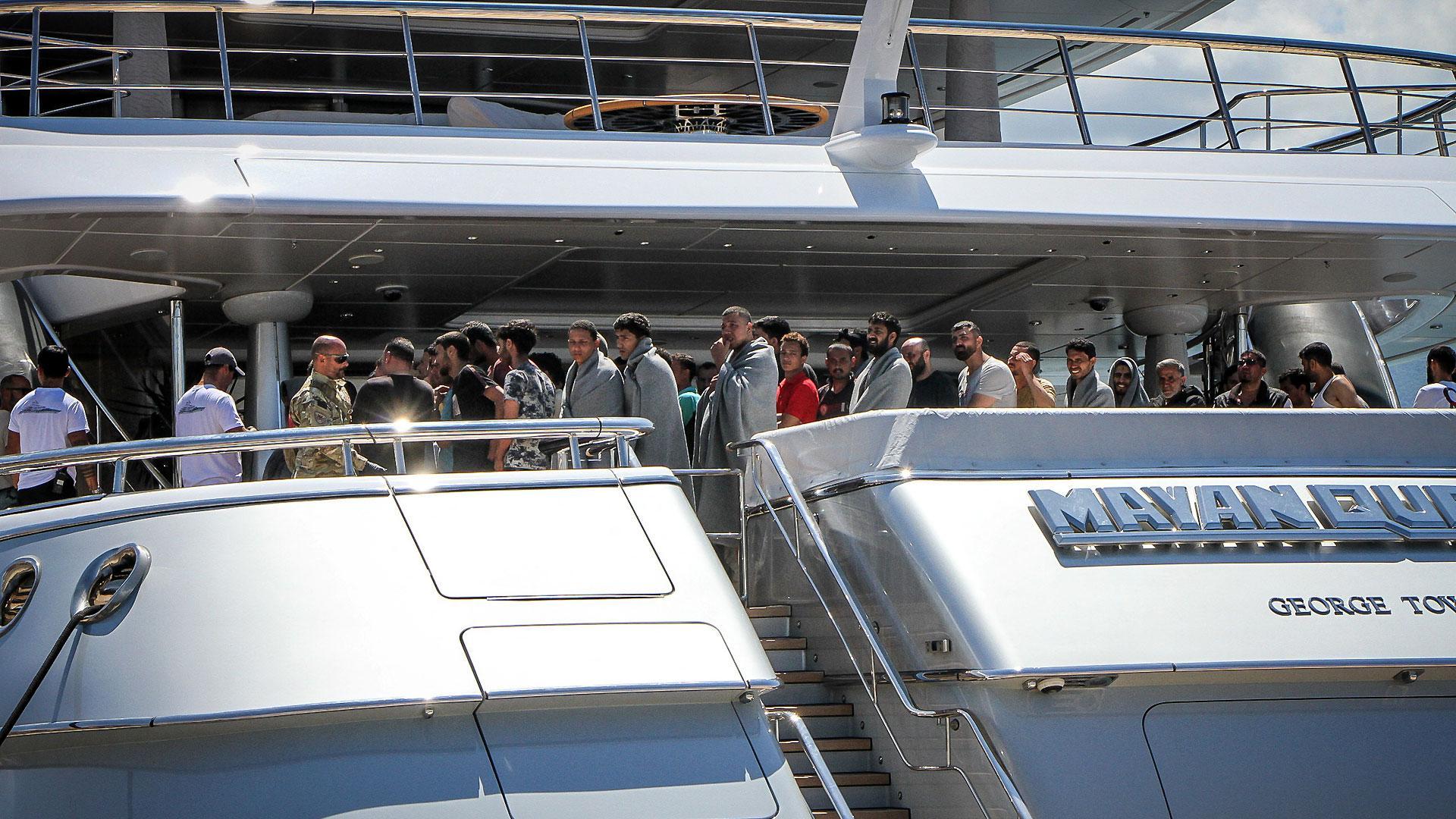 Algunos de los migrantes rescatados, a su llegada al puerto de Kalamata, en Grecia