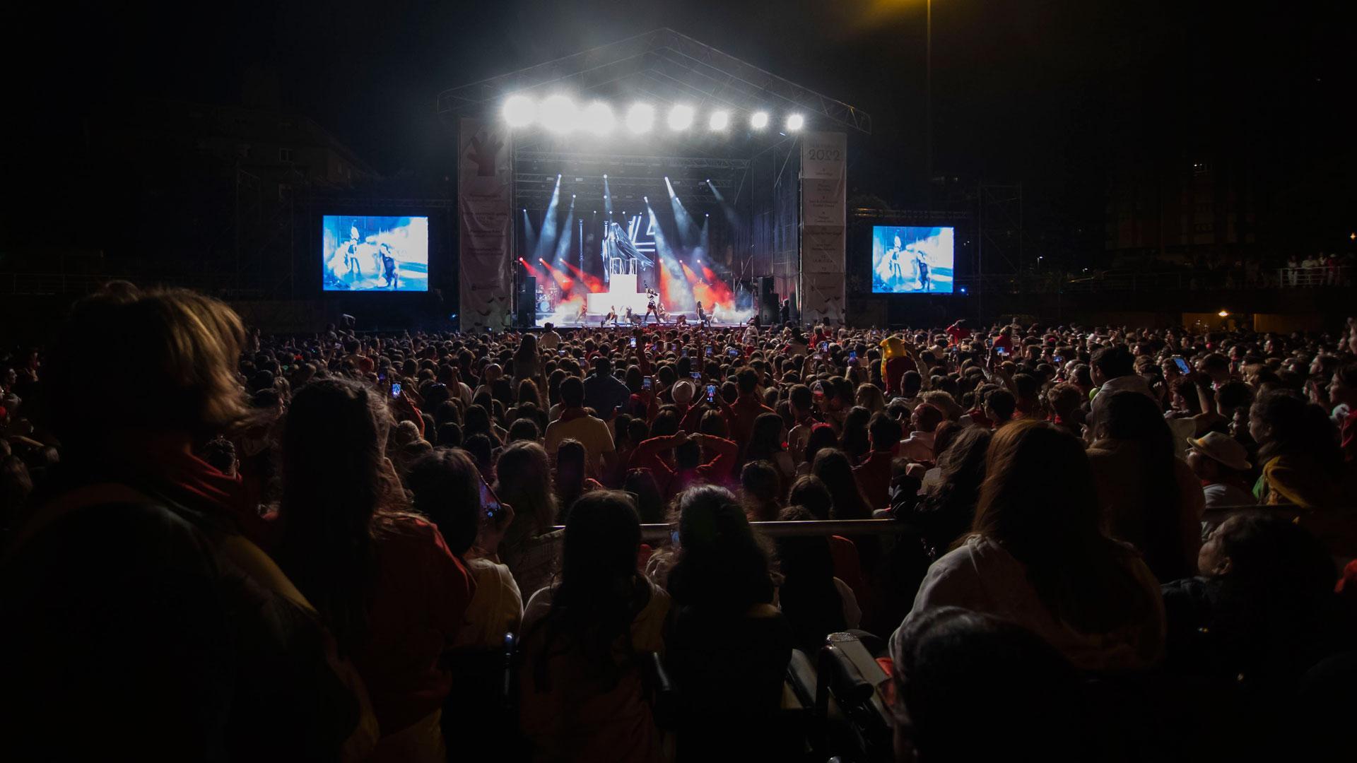 Concierto de Lola Índigo en la plaza de los Fueros durante los anteriores Sanfermines