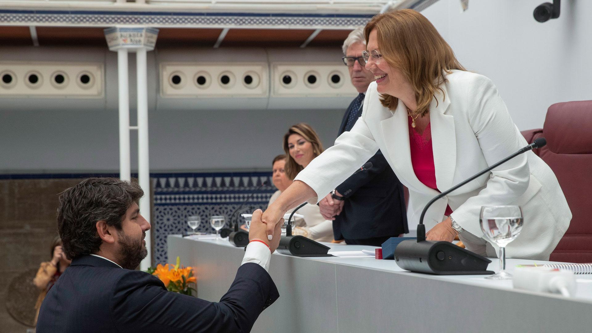 El presidente en funciones de la Comunidad de Murcia, Fernando López Miras, felicita a la nueva presidenta de la Asamblea Regional de Murcia Visitación Martínez