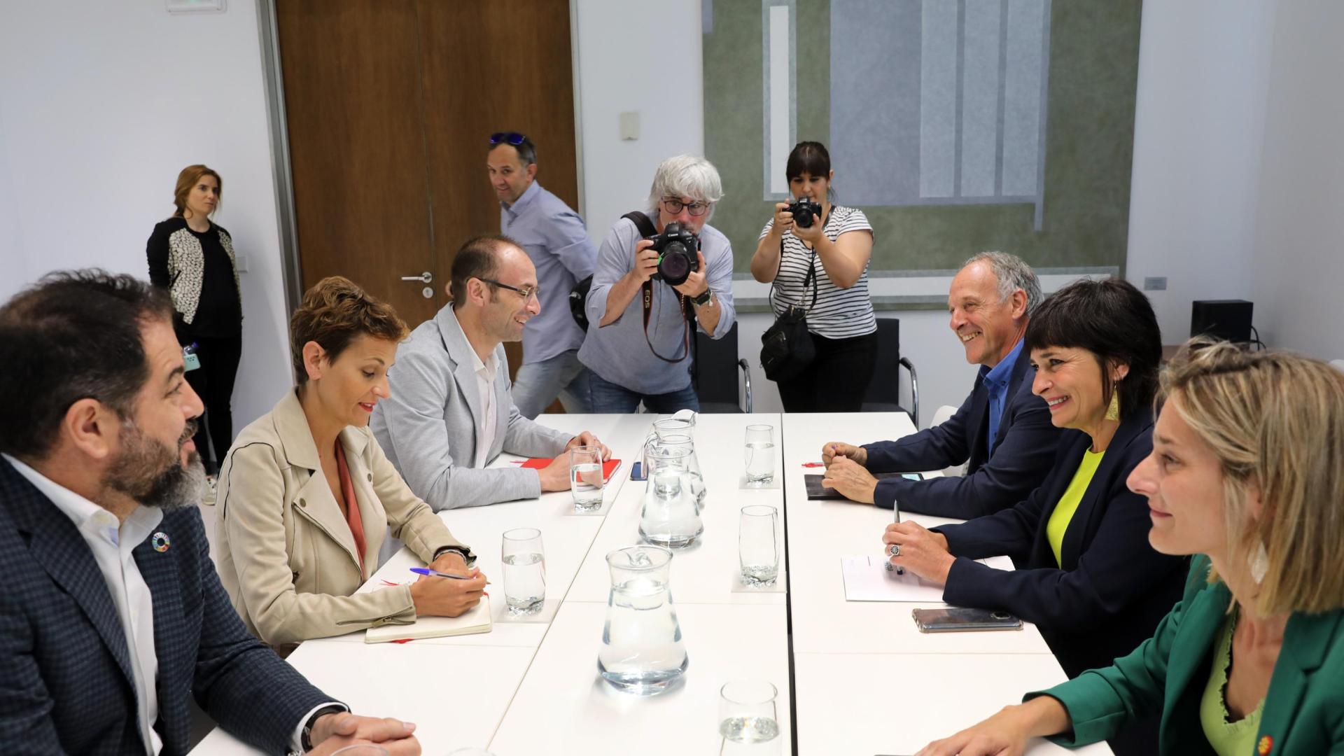 Imagen de la reunión que mantuvieron el PSN y EH Bildu en el Parlamento de Navarra. De izda. a dcha.: Ramón Alzórriz, María Chivite y Jorge Aguirre, del PSN, y Adolfo Araiz, Laura Aznal y Miren Zabaleta, de EH Bildu
