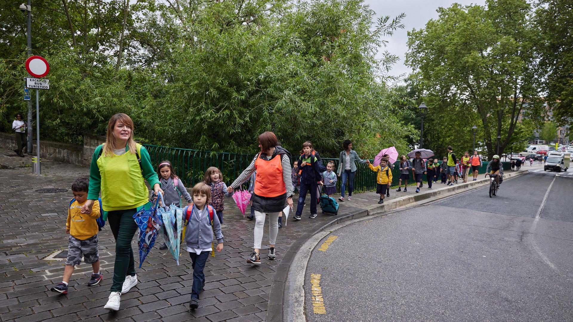 Los escolares salen de Corralillos por el puente de Curtidores en dirección al colegio