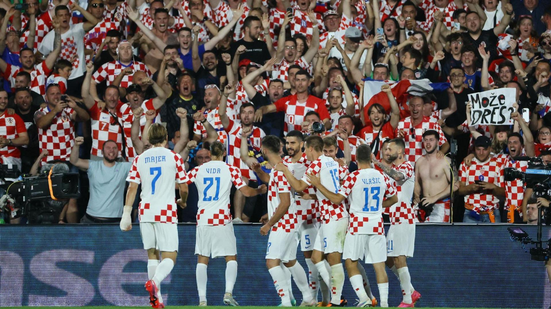 Los jugadores croatas celebran con su afición uno de los cinco goles a los Países Bajos