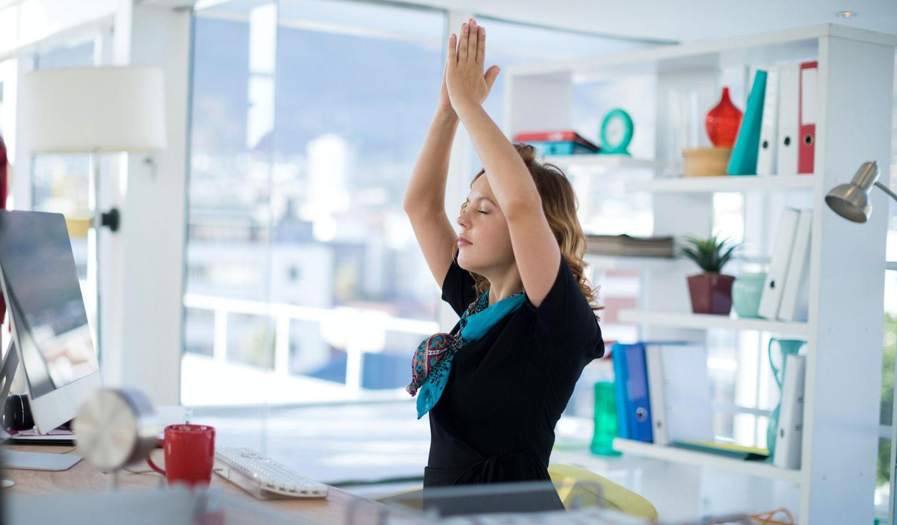Practicar yoga en la oficina puede evitar problemas musculares
