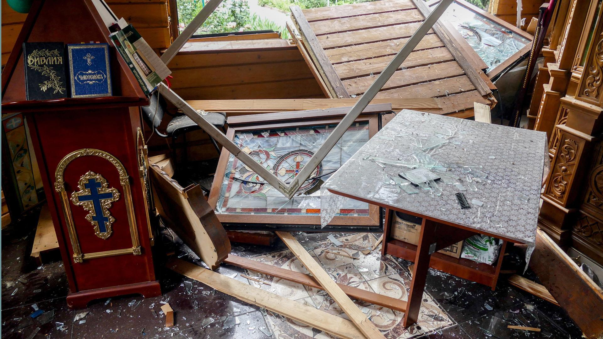 Vista de los daños en el interior de una iglesia tras un ataque con misiles en Odesa, sur de Ucrania