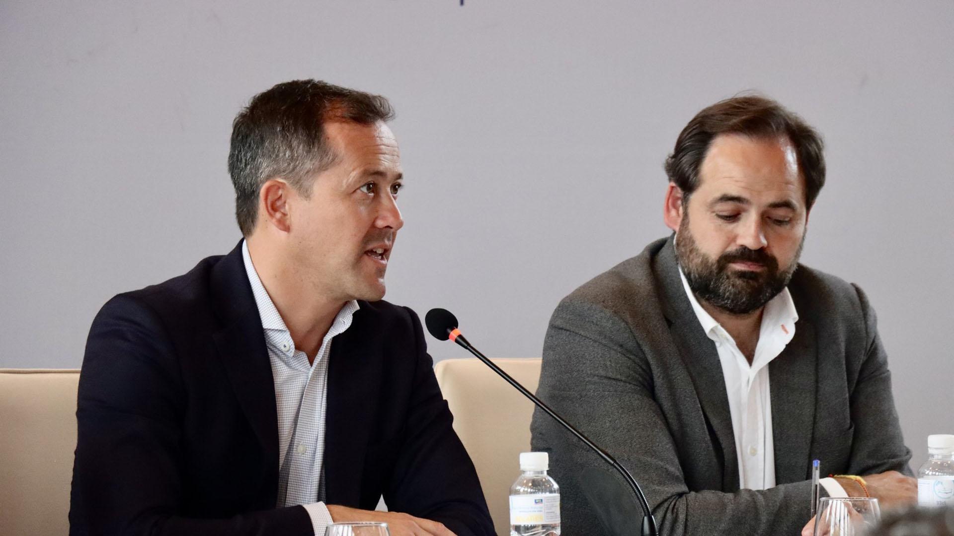 Carlos Velázquez (izquierda) será el nuevo alcalde de Toledo tras el acuerdo alcanzado por PP y Vox