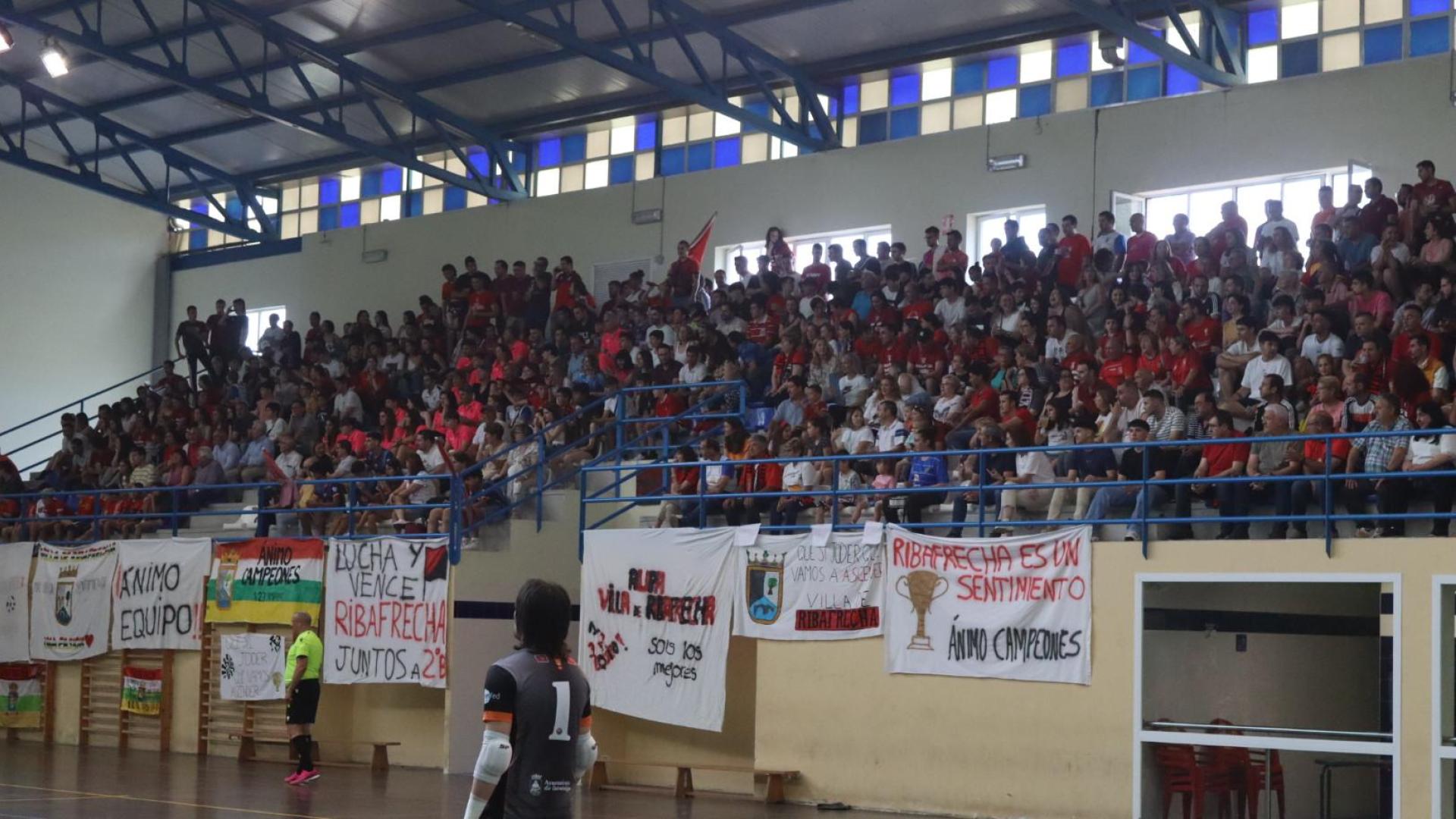 Noe Alfaro, guardameta del Cintruénigo, de espaldas con la grada del polideportivo al fondo