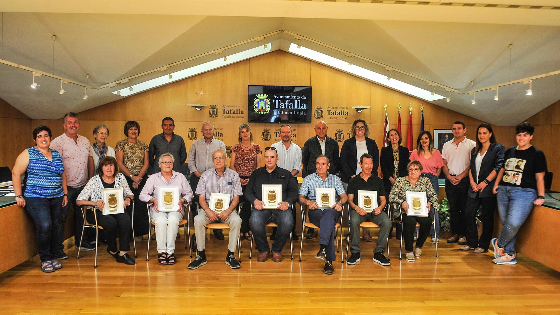 La corporación en funciones de Tafalla junto a los funcionarios y funcionarias jubilados a los que tributaron un homenaje