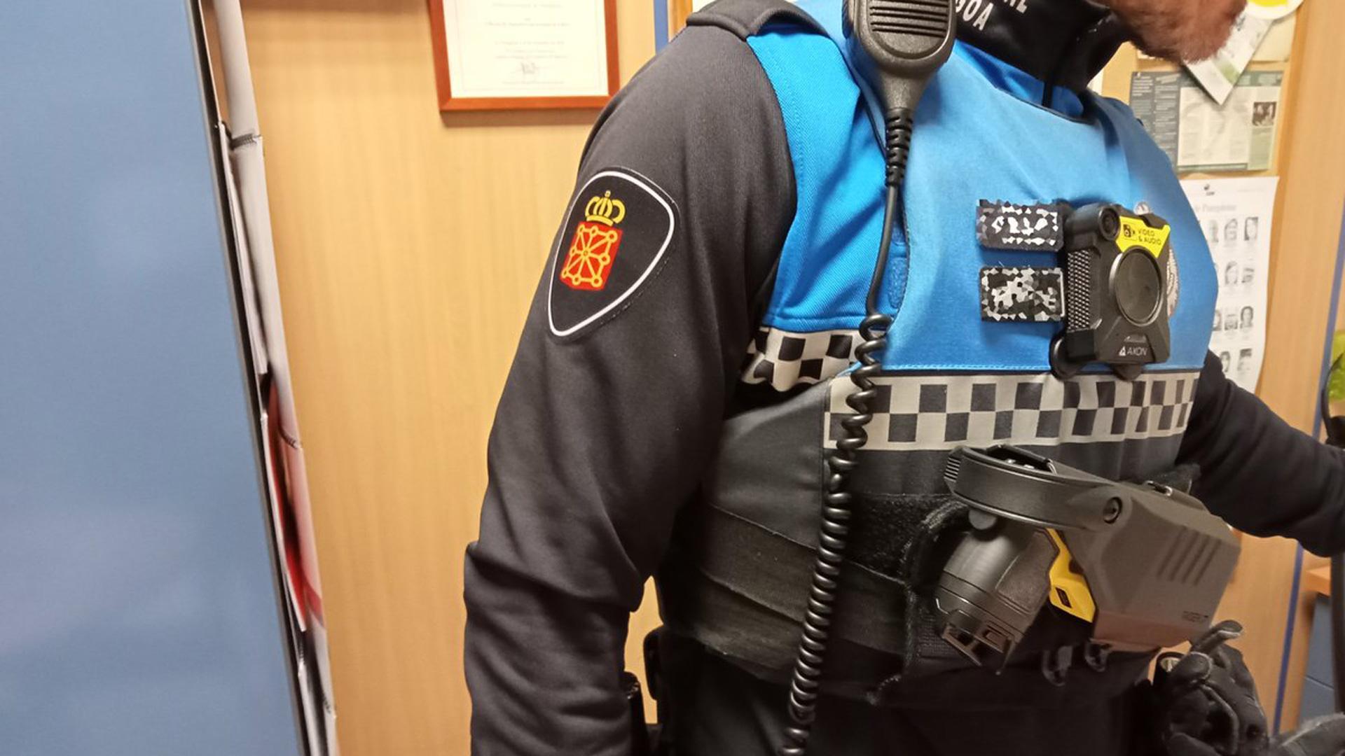 Agente de Policía Municipal con una táser
