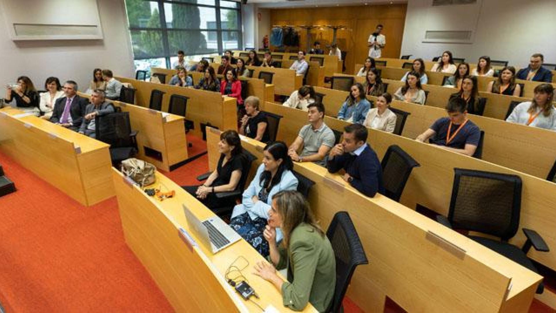 Representantes de las empresas participantes en Talento Joven de Navarra 2023, en la jornada inaugural