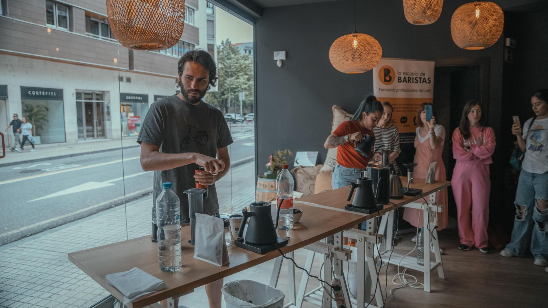Rafa Vicente prepara un café con el sistema Aeropress, durante la competición en Cafés Morenos