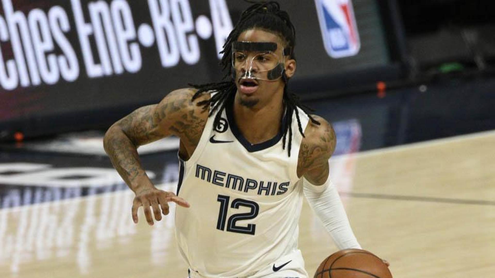 Ja Morant de los Memphis Grizzlies en acción en un partido de baloncesto de la NBA, entre los Nuggets y los Grizzlies, en el Ball Arena de Denver