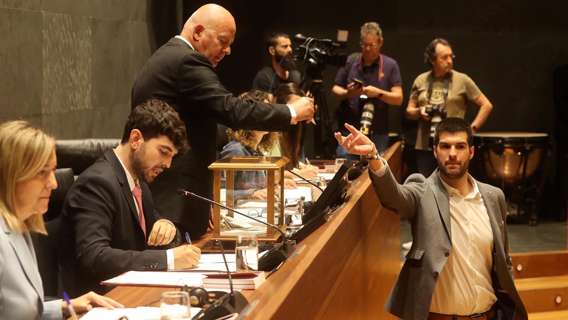 El líder de IU, Carlos Guzmán, en la sesión constitutiva del Parlamento de Navarra