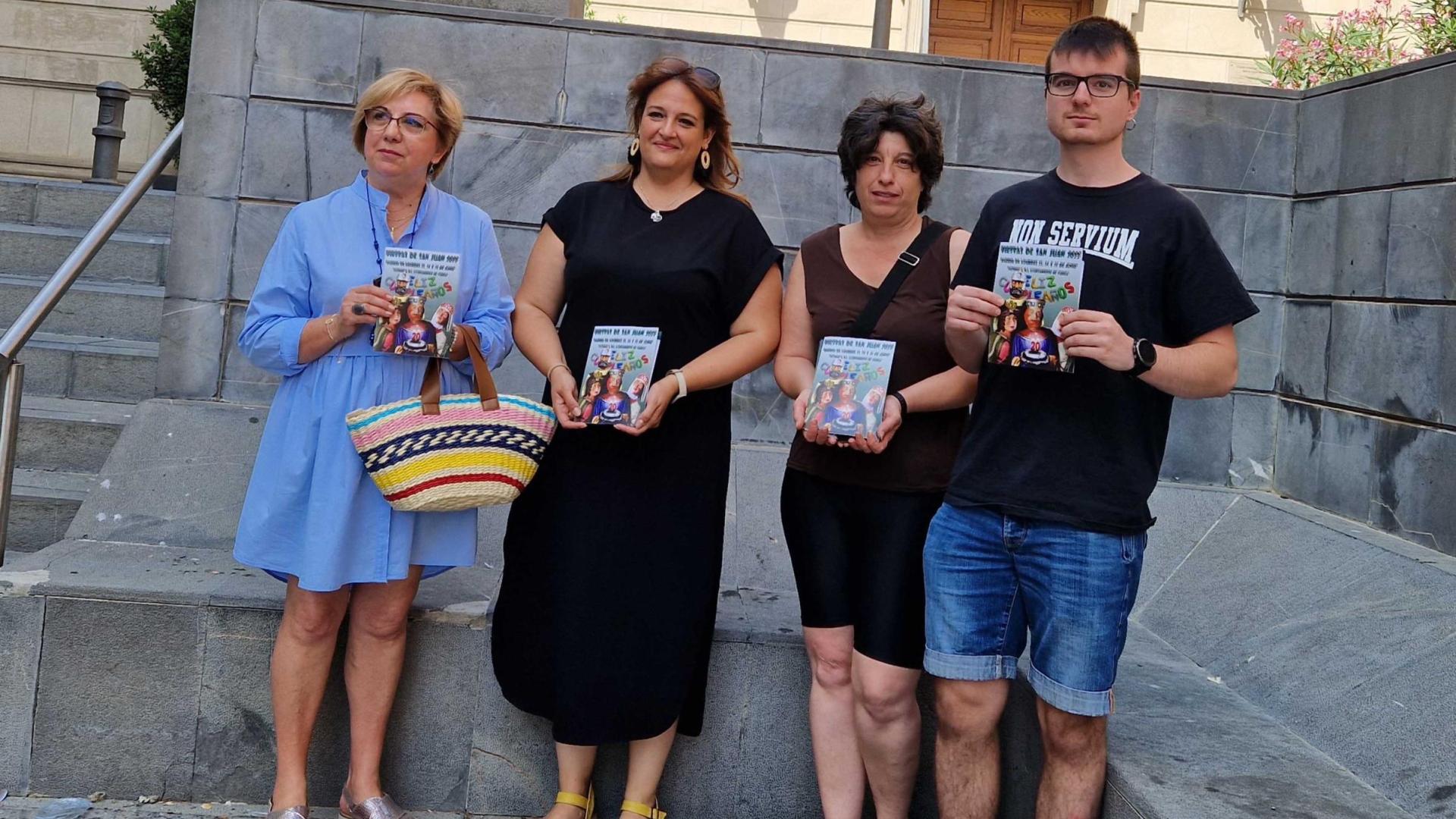 De izda. a dcha., Ascen Láinez (Paloteado), y Laura Martínez, Amaya Oiz y Hugo Echeverría, de la Comisión de Fiestas de San Juan.