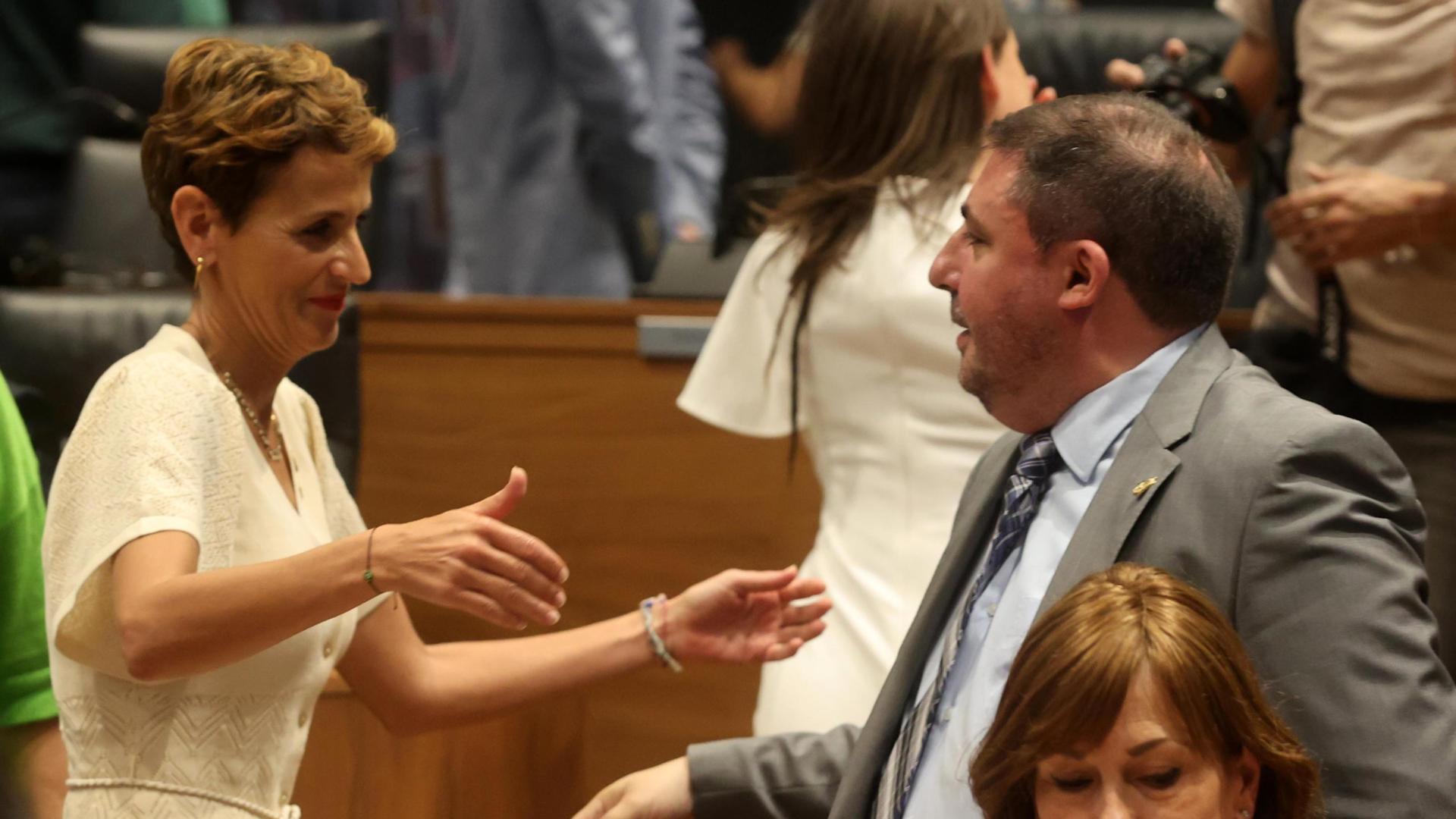 María Chivite acude a felicitar a Unai Hualde a su escaño tras ser elegido Presidente.