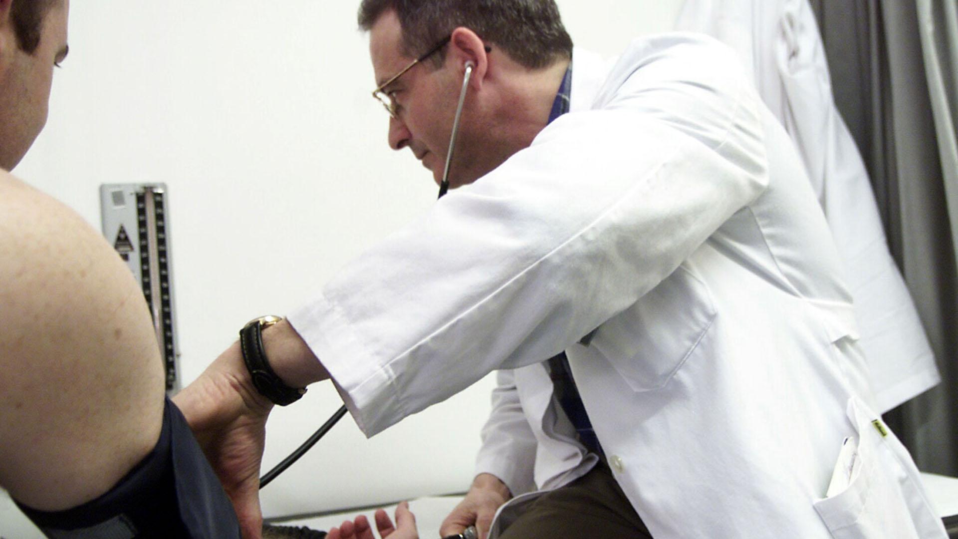 Un médico atiende a un paciente