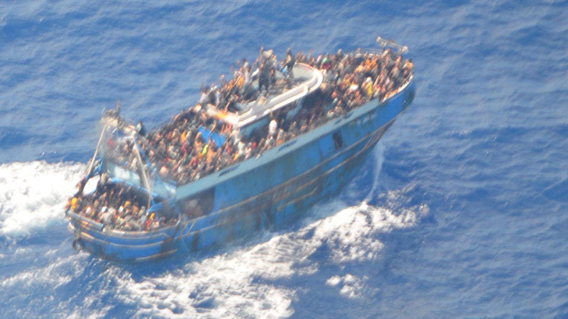Fotografía aérea del pesquero con cientos de migrantes a bordo antes de su hundimiento frente a las costas de Grecia