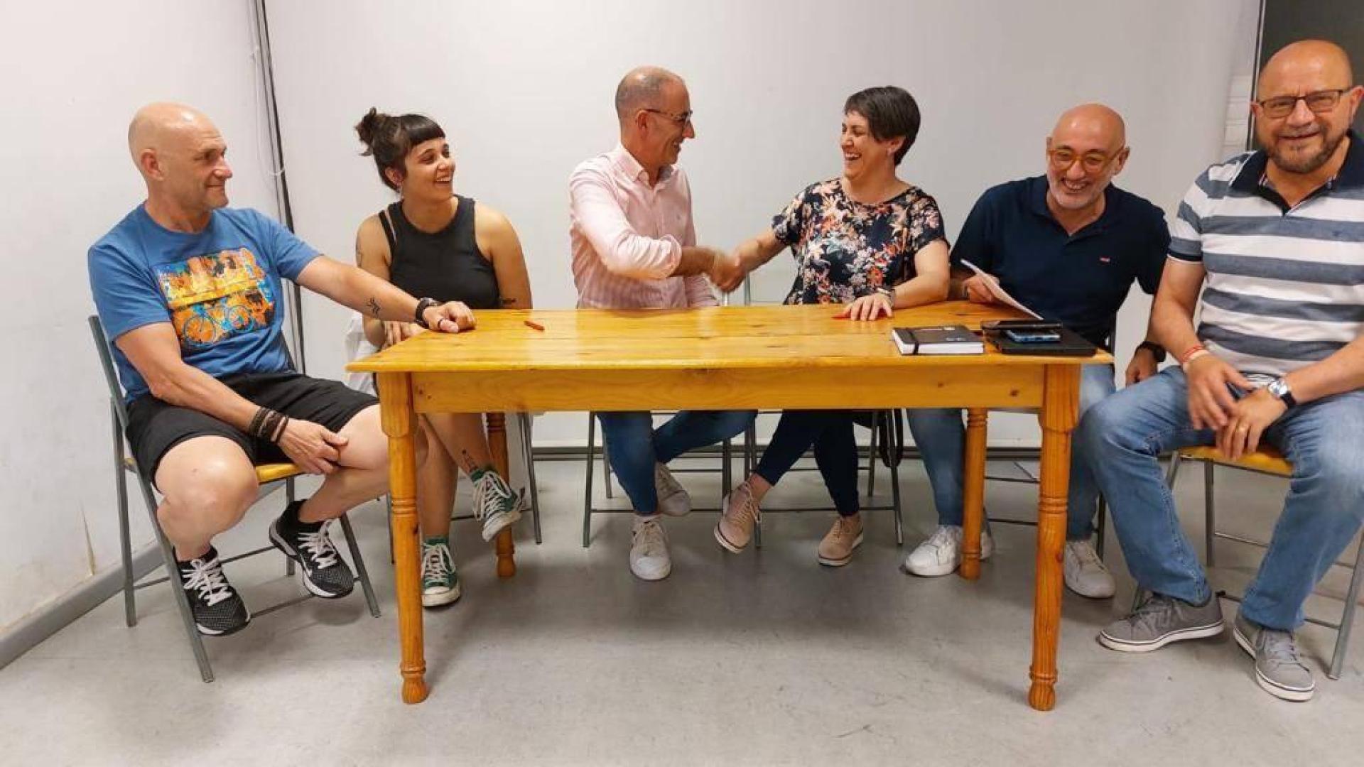 Los ediles electos de ACI y PSN de Corella firman el acuerdo para gobernar en la ciudad ribera durante los próximos cuatro años.
