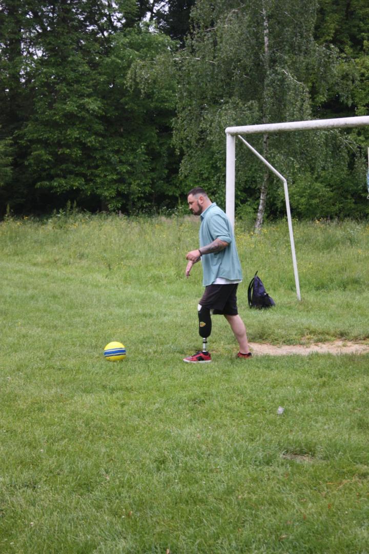 Un militar ucraniano juega fútbol en un campo de Kernytsya.