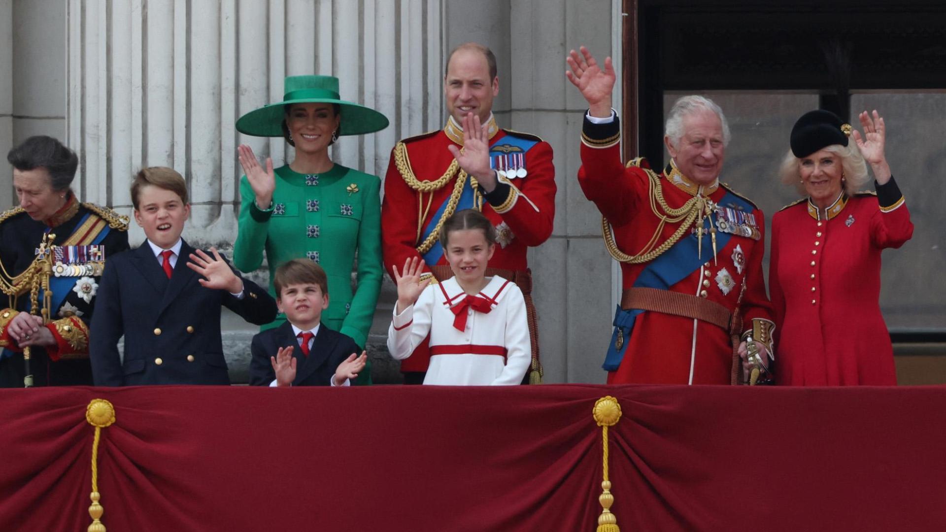 El rey Carlos III y otros miembros de la Casa Real británica saludan desde el balcón del Palacio de Buckingham
