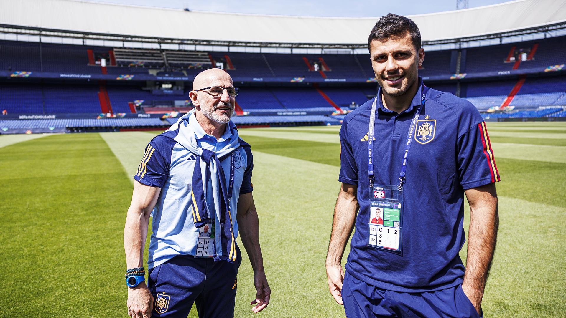 Luis de la Fuente y Rodri, sobre el césped del Stadion Feijenoord 'De Kuip' la previa del la final de la Liga de las Naciones entre Croacia y España