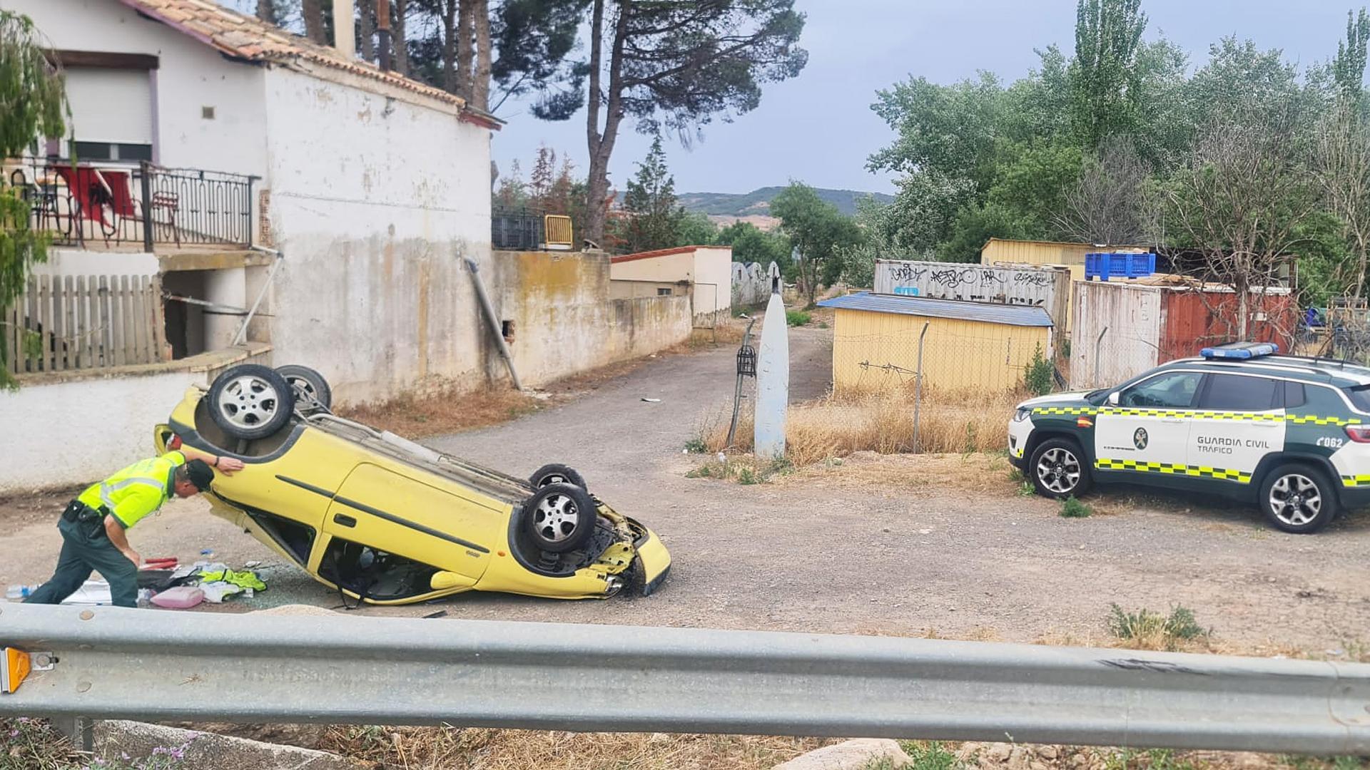 Una patrulla de la Guardia Civil atiende al conductor tras sufrir un accidente