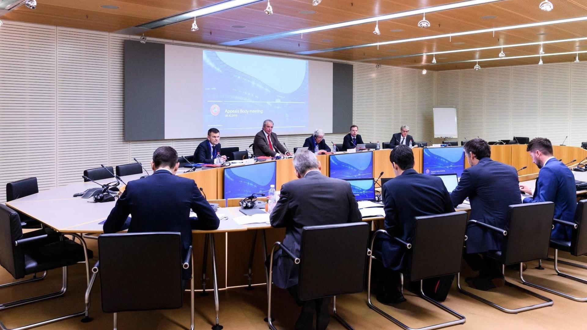 Algunos de los componentes del Comité de Apelación de la UEFA durante una reunión