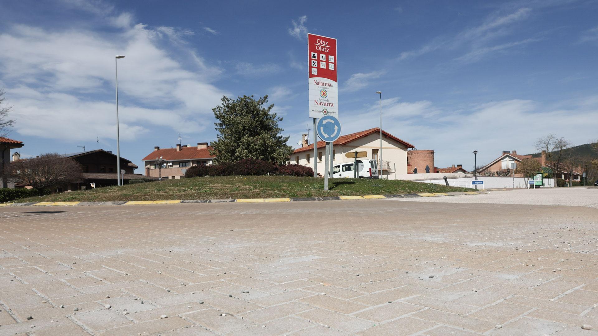 El pavimento de la travesía de Olaz presenta un firme deteriorado, desgastado y con numerosas deformaciones