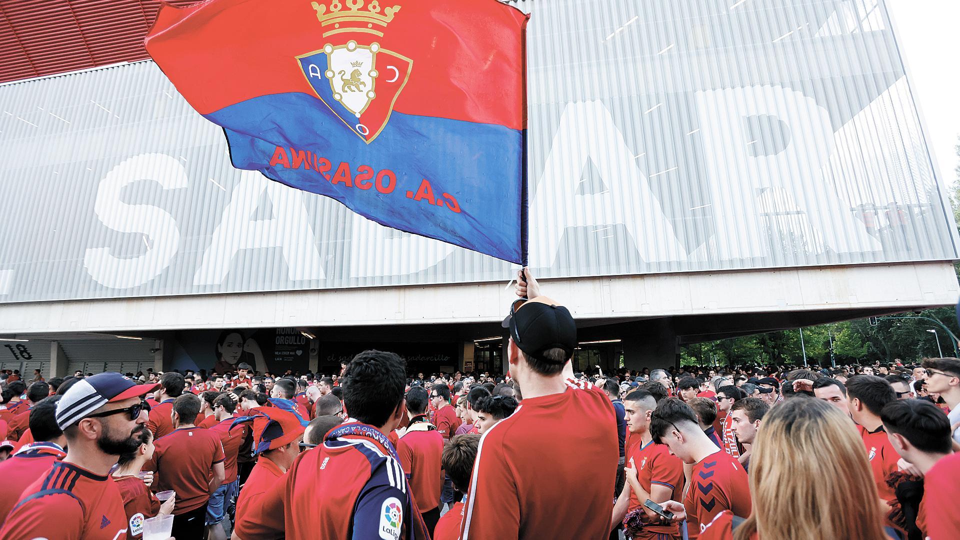 Aficionados rojillos en los aledaños de El Sadar en la última jornada del pasado campeonato de Liga