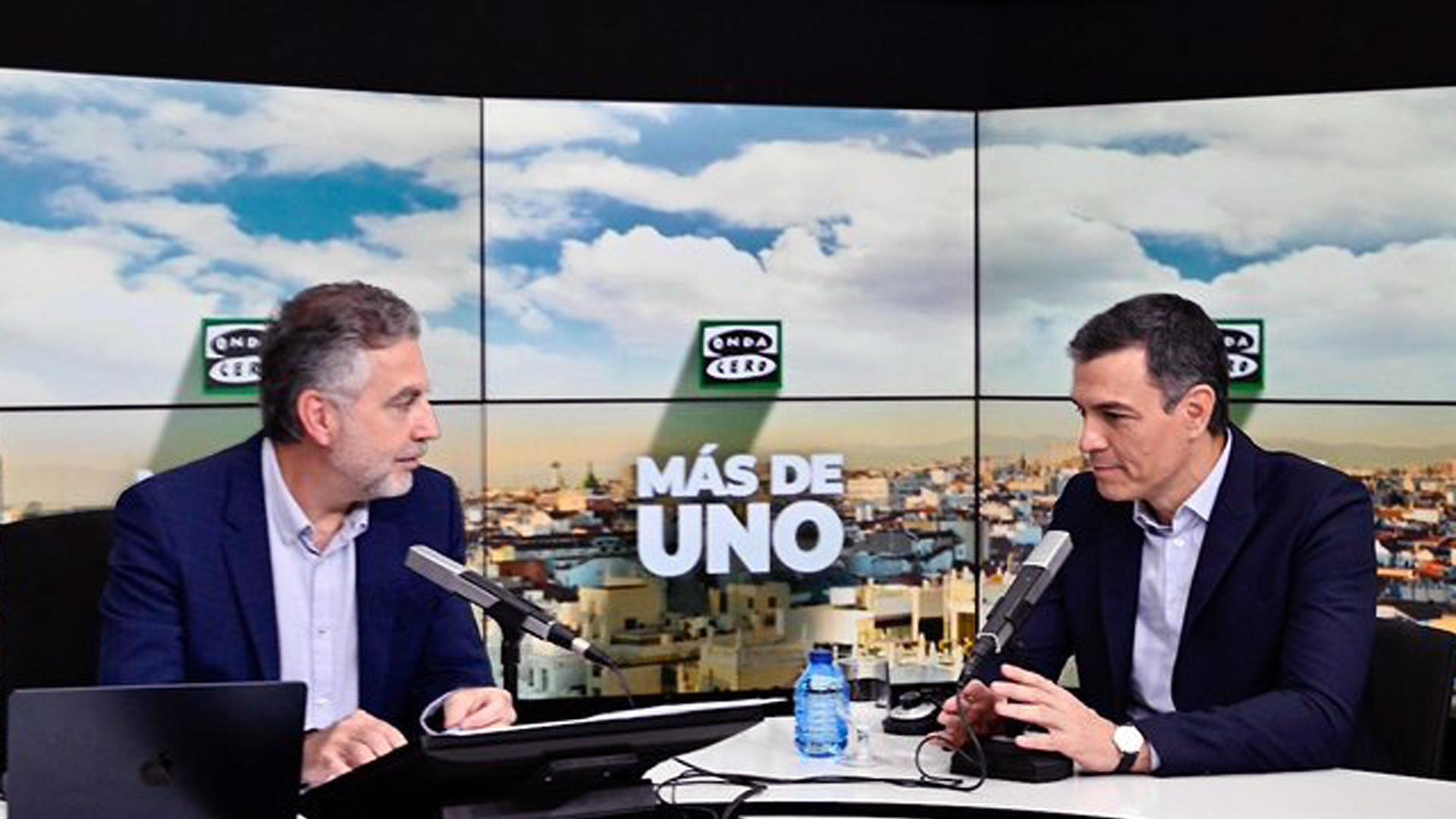 El periodista de Onda Cero Carlos Alsina, durante su entrevista al presidente del Gobierno, Pedro Sánchez