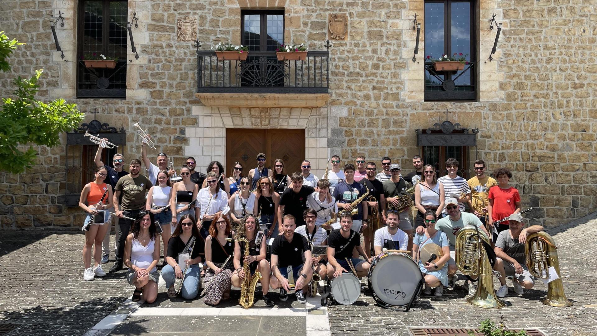 Integrantes actuales y antiguos de la Banda de Música de Aoiz se reencontraron el día 17 para celebrar los 25 años de trayectoria del conjunto