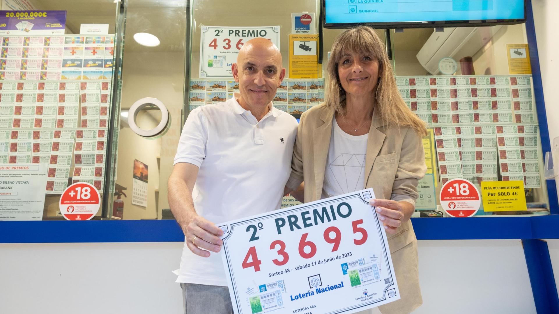 A: BLANCA ALDANONDO
F: 19/06/2023
P:  EL TITULAR, ALBERTO GRACIA LOPEZ JUNTO A SU MUJER, ANGELES RODRIGUEZ GONZALEZ
L: TUDELA
T: LA ADMINISTRACION DE LOTERIA Nº 2 DE LA CALLE CONCARERA VENDE EL 2º PREMIO DE LA LOTERIA NACIONAL