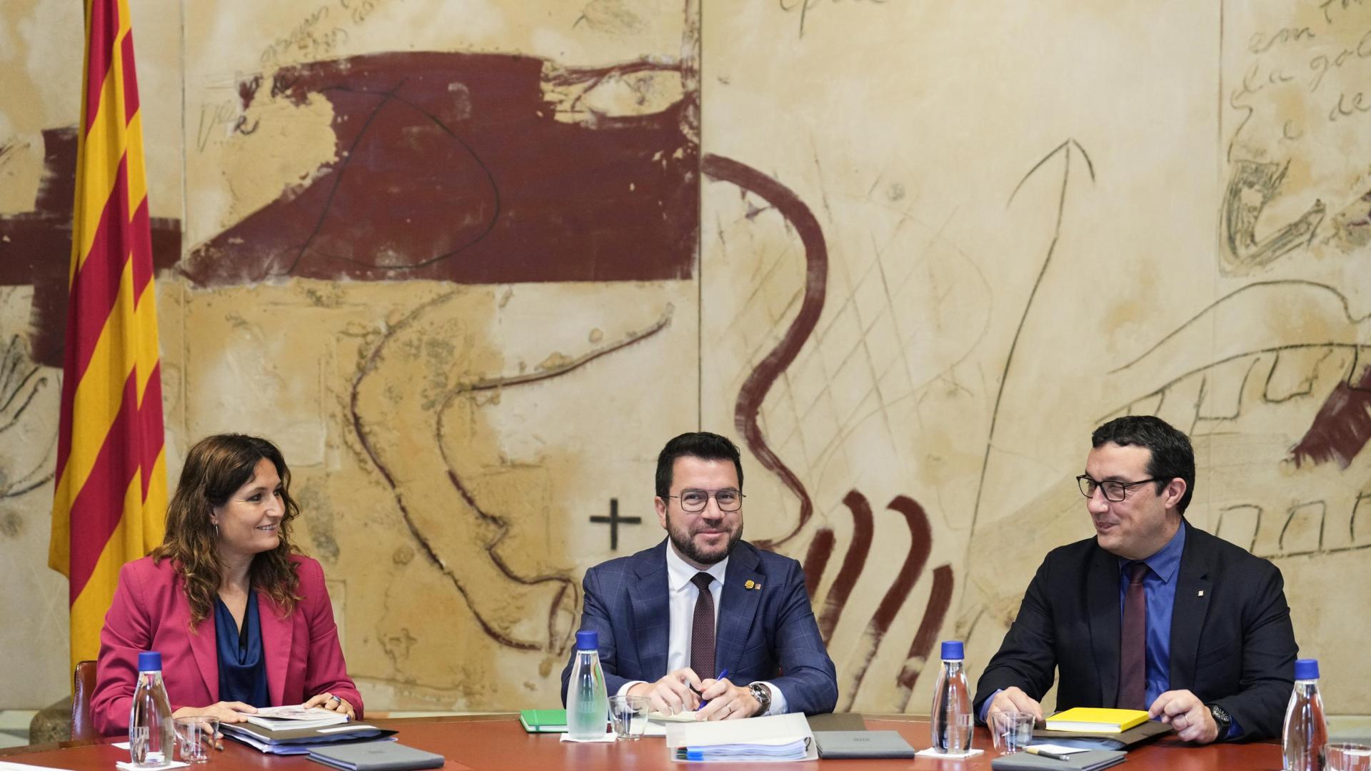 El presidente de la Generalitat, Pere Aragonès, junto a la consellera de Presidencia, Laura Vilagrà, y el secretario del Govern, Xavier Bernadí, durante la reunión semanal del gobierno catalán, mientras los partidos políticos catalanes preparan ya la maquinaria electoral para los comicios del 23 de julio, aún bajo los efectos de la elección del socialista Jaume Collboni como alcalde de Barcelona