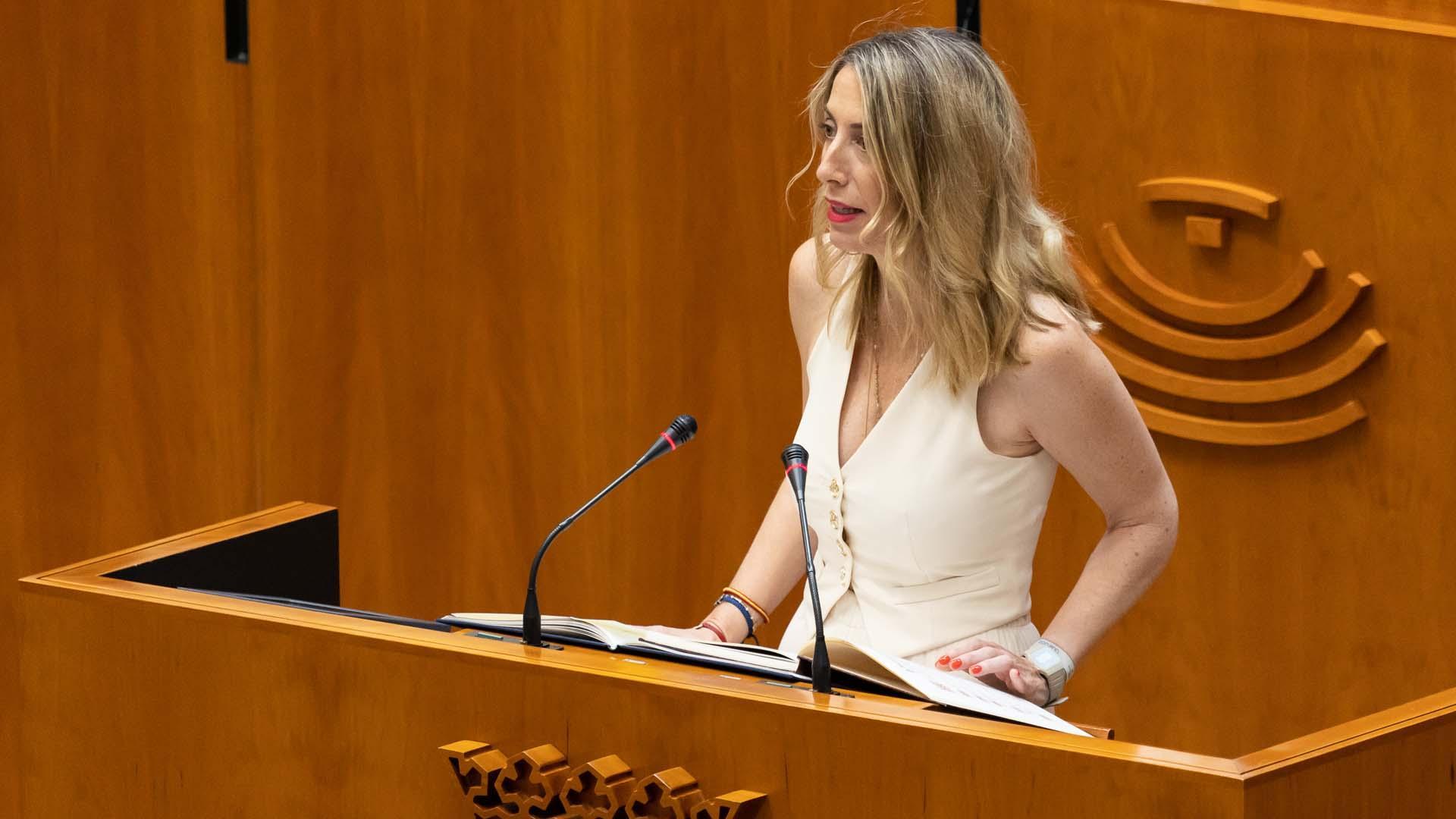 La presidenta del PP de Extremadura, María Guardiola, durante su juramento como diputada en la constitución de la Asamblea de Extremadura